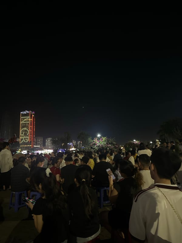 Fireworks festival night draws massive crowds to Đà Nẵng's Dragon Bridge