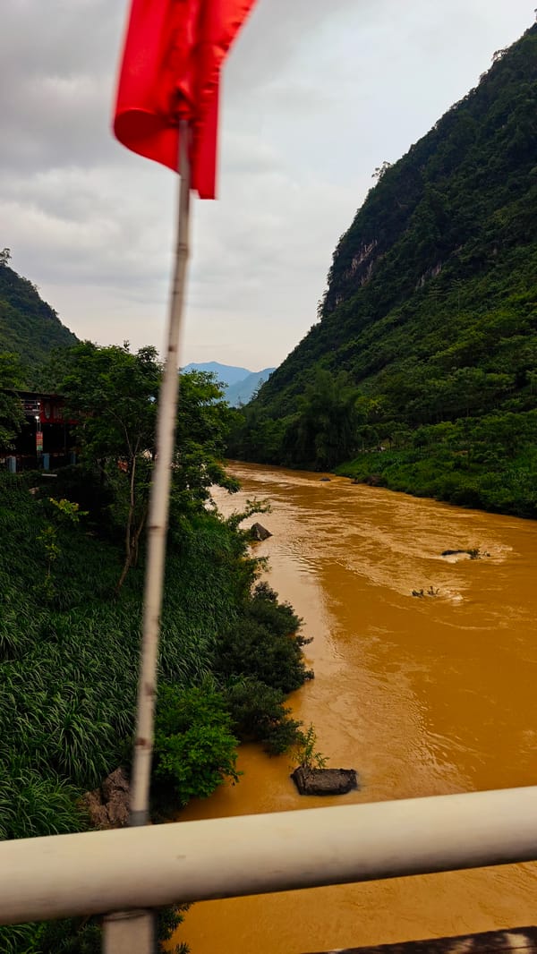 Motorist documents scenic mountain drive through Cán Tỷ Commune, Vietnam