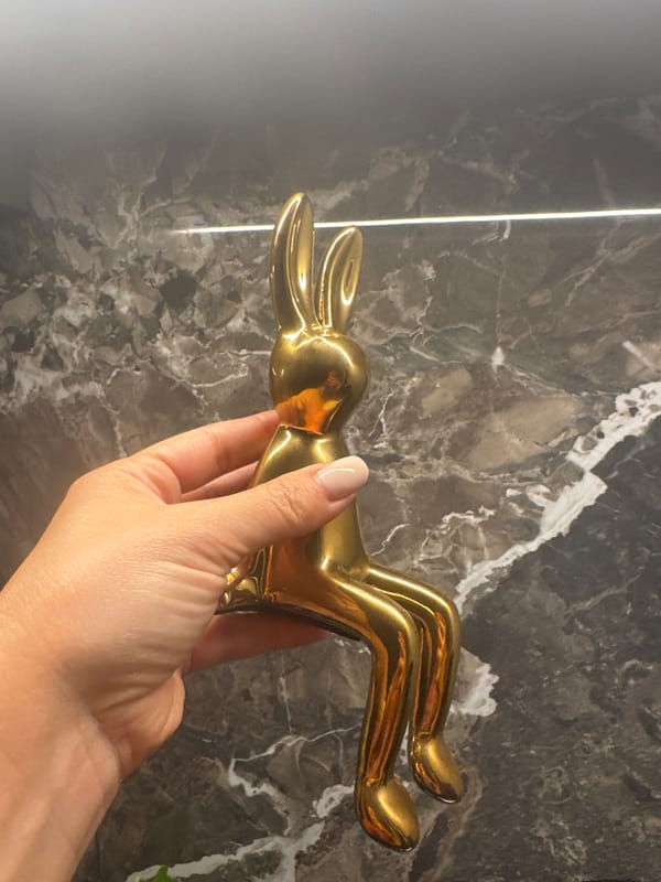 Evening at home in Sochi: skincare, gold décor, and everyday objects