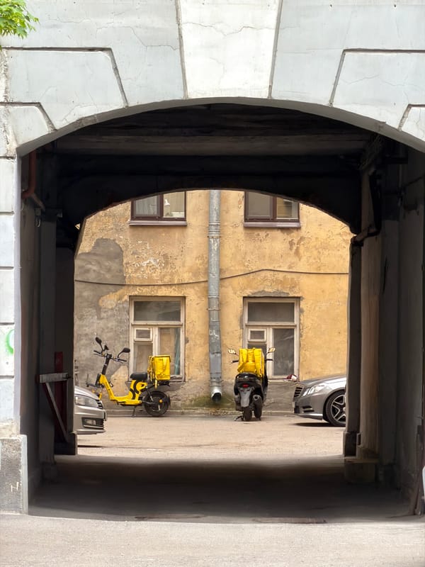 Ordinary moments documented across Saint Petersburg neighborhoods Monday morning