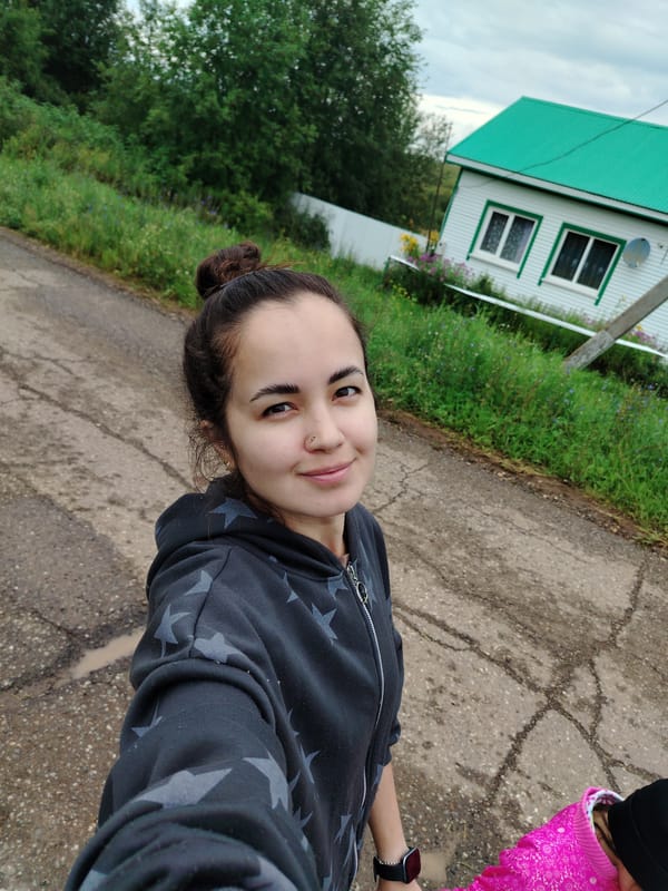 Casual summer morning scenes on the streets of Гожан