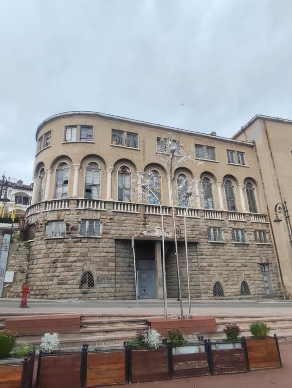 Tourist documents historic Veliko Tarnovo during brief afternoon walk