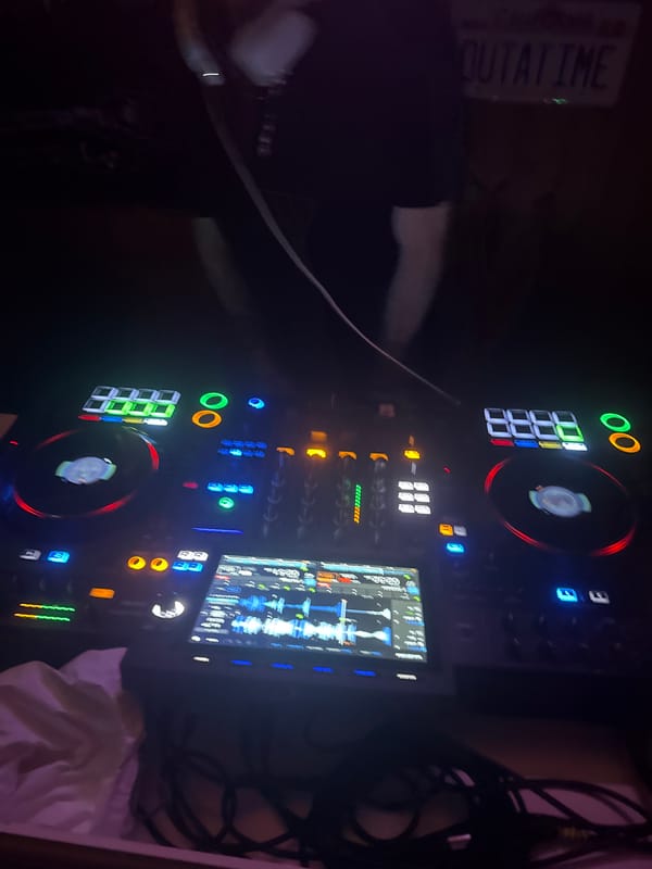 Late-night DJ event draws crowds in central London