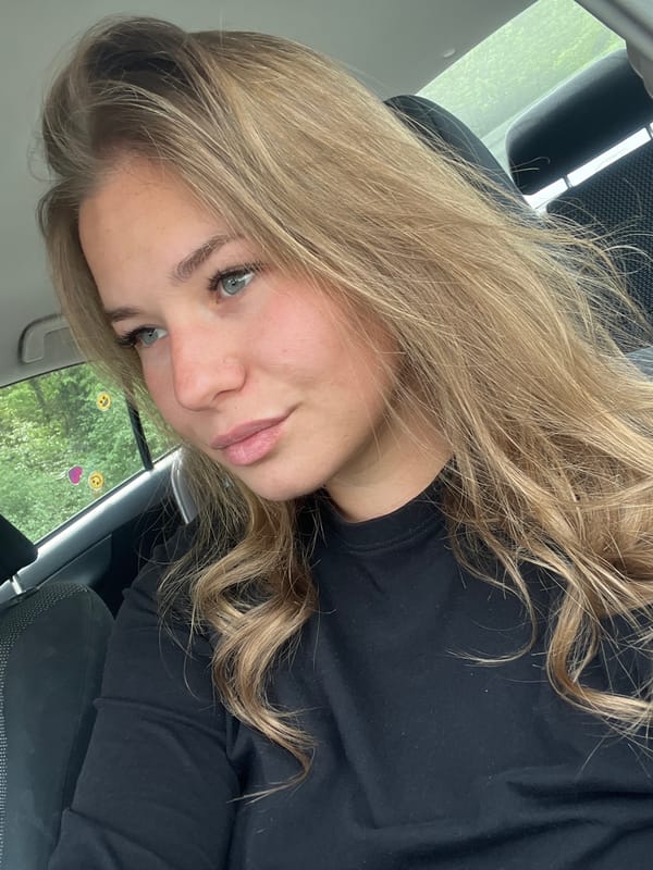 Blonde woman spotted in vehicle in Prijevor, Montenegro