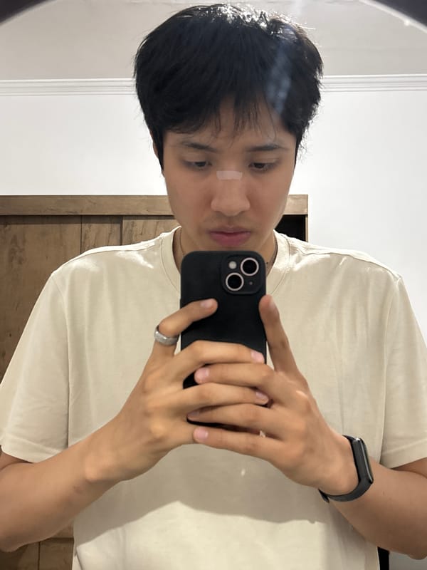 Person takes selfies with bandaged nose in São Paulo