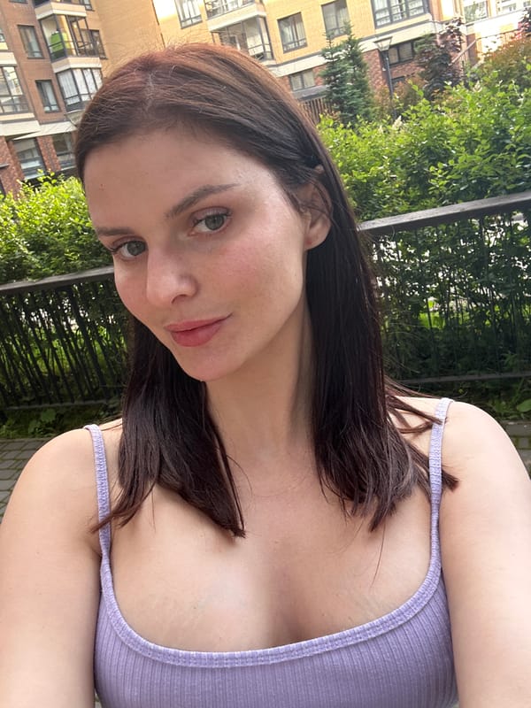 Afternoon at home: mirror selfies, couch poses, and a few outdoor breaks