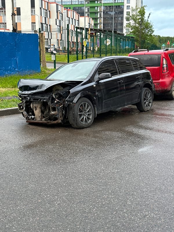 Car damage and wet streets observed in Kudrovo, Russia
