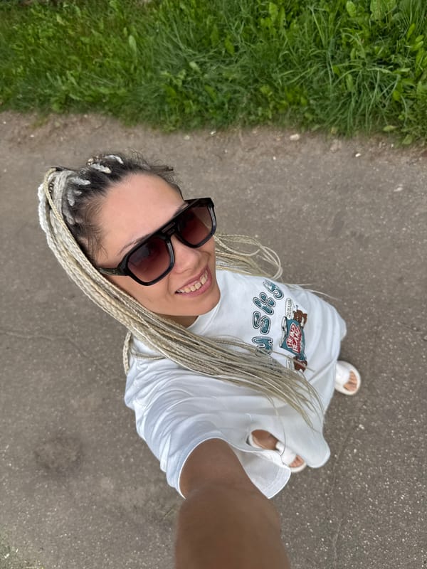 Casual outdoor portraits on a summer morning in Rusanovo