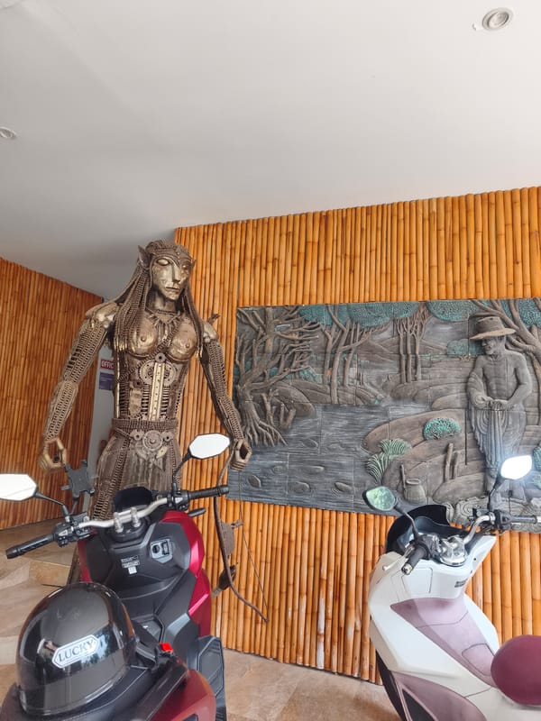 Tourist captures Ko Samui buildings and outdoor scenes