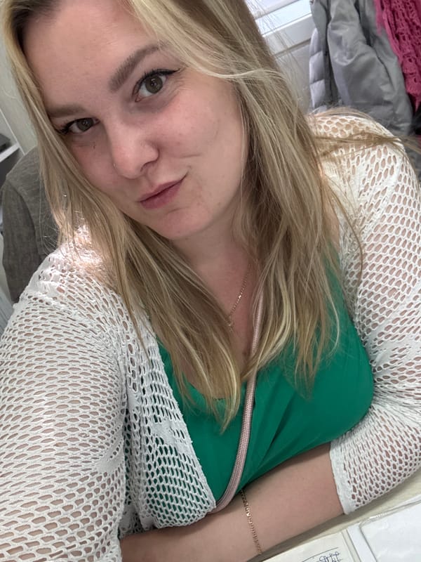 Woman in green top observed in Noviy, Russia