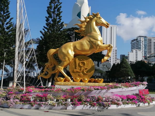 Golden horse statue spotted in Nha Trang public square