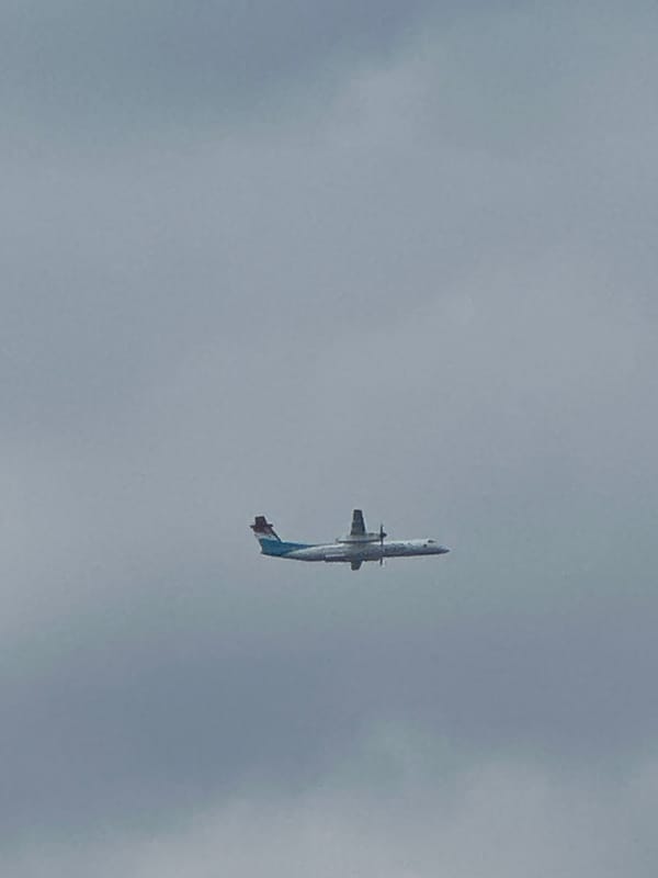 Morning planespotting over London captures mixed commercial traffic