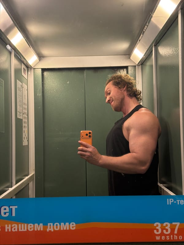 Man takes elevator selfie in Saint Petersburg