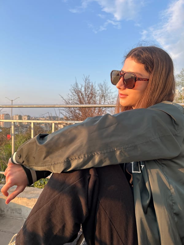 Woman in bomber jacket spotted at multiple Ruse overlooks