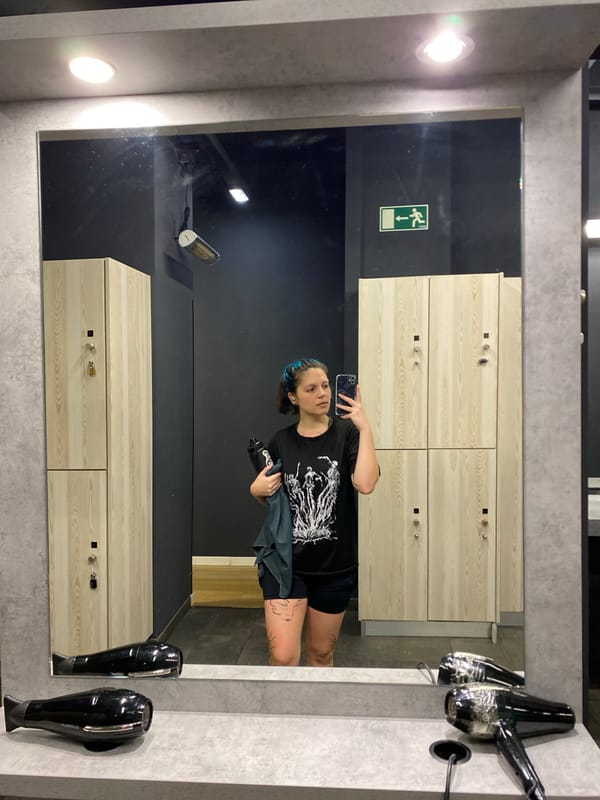 Morning gym session documented in Gijón fitness facility