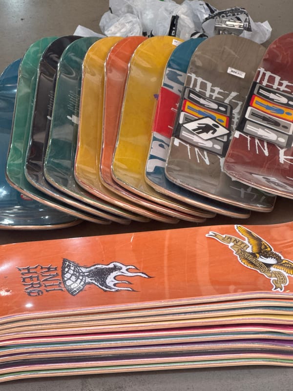 Shopping activity documented at Barcelona indoor market Thursday morning