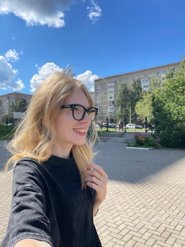 Sunny morning in Izhevsk: selfie and coneflowers in bloom
