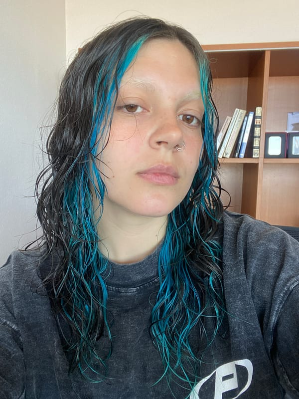 Person takes bathroom selfies in Gijón showing tattoos