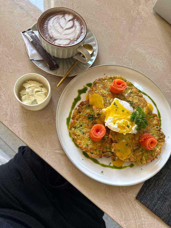 Brunch meal with zucchini fritters documented in Ubud, Indonesia