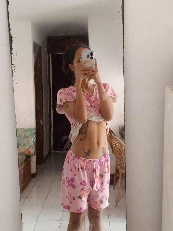 Indoor selfies and Siamese cat moments during windy weather in Porlamar