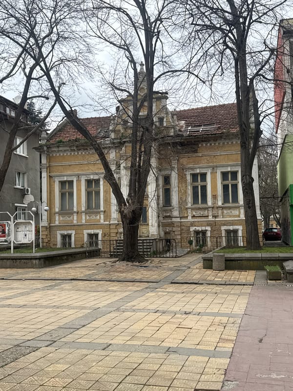 Deteriorating building observed on Dobrich street