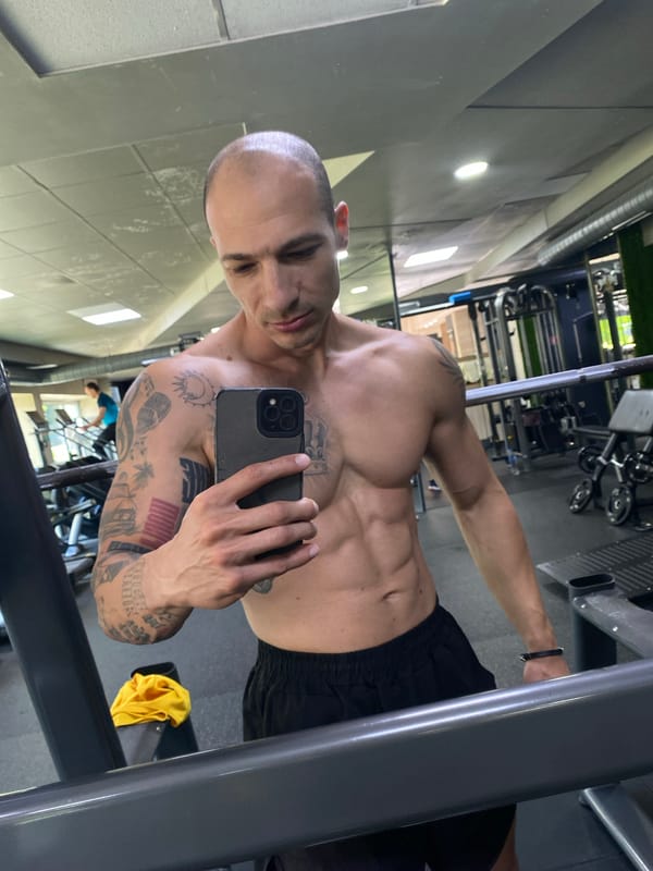 Man takes gym mirror selfie in Pleven, Bulgaria