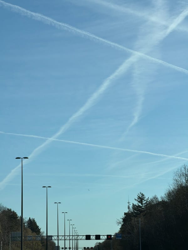 Multiple aircraft contrails spotted over Beekbergen highway