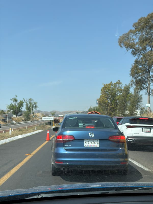 Blue Jetta spotted on highway near Tlaxcalancingo bridge