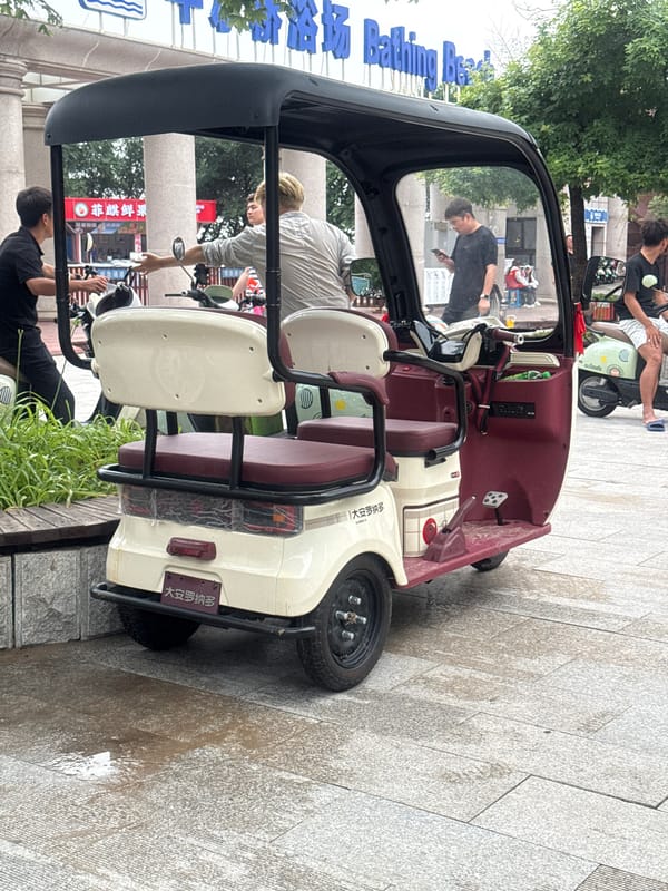Shared bikes, electric vehicles, and street scenes in Qinhuangdao