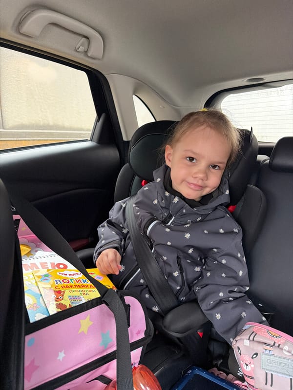 Child secured in car seat observed in Izhevsk vehicle