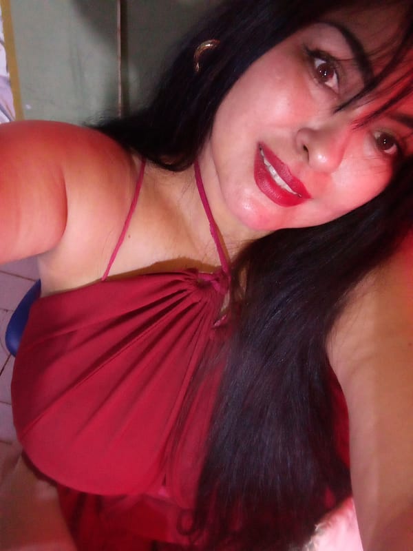 Woman photographed twice in Juan Griego during early morning hours