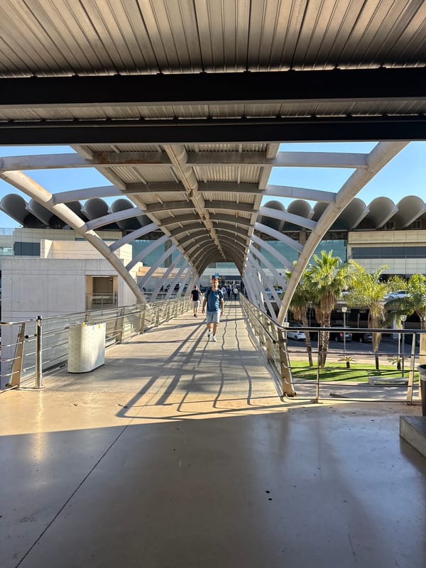 Traveler documents brief airport journey at Valencia Airport