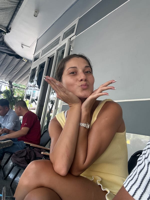 Early morning life captured in Đà Nẵng: dining, cycling, cat