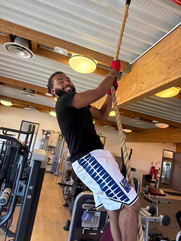Man completes rope climbing and treadmill workout at Sarcelles gym