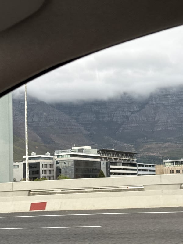 Motorist captures Cape Town cityscape with Table Mountain backdrop
