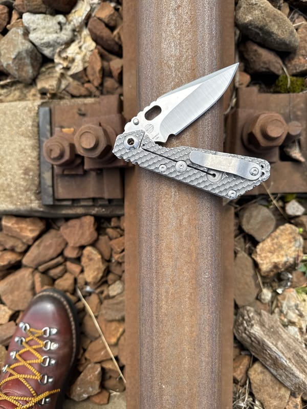 Moscow witness documents knife on tracks, urban scenes