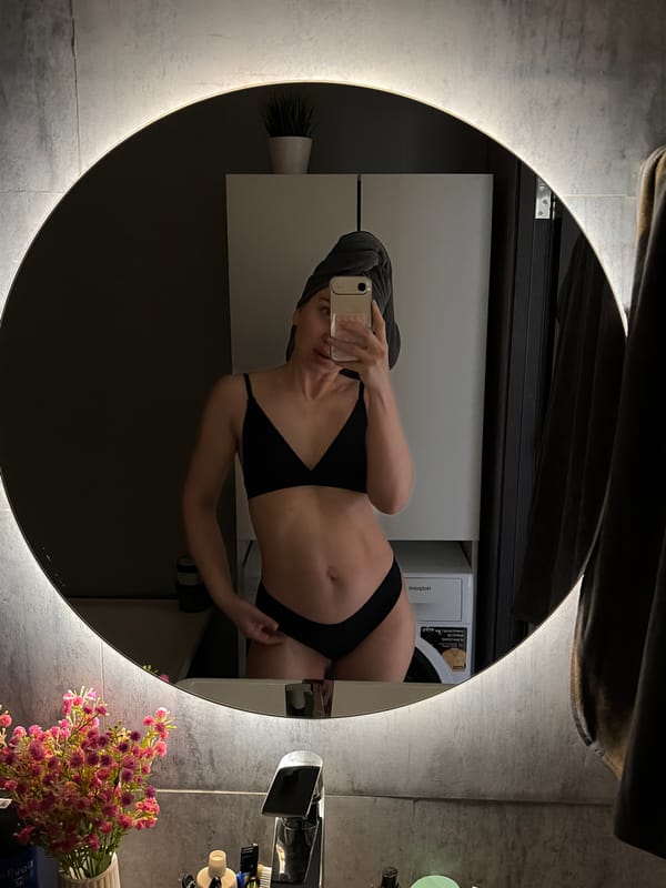 Woman takes bathroom mirror selfies in Chaikovsky, Russia