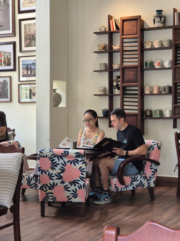 Hanging out at a Da Nang café over coffee and conversation