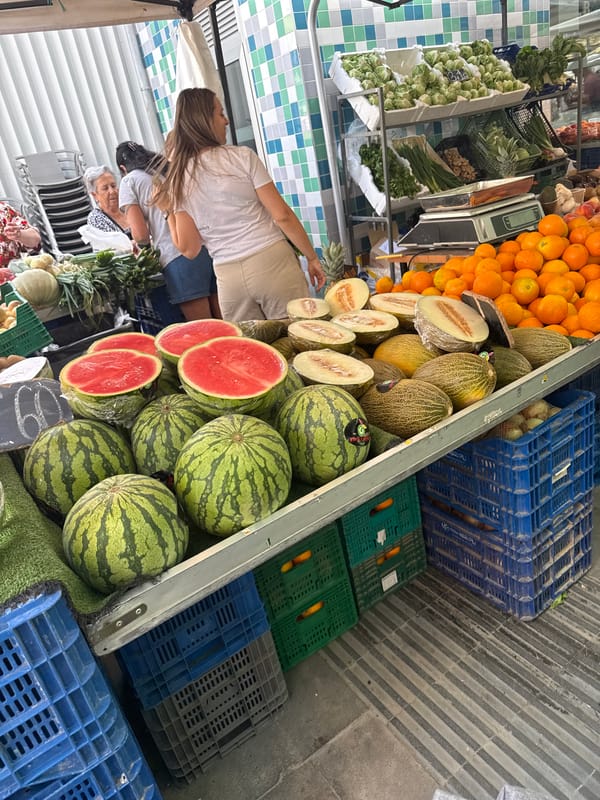 Market day scenes captured by witnesses in early morning
