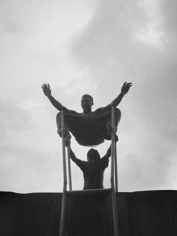 Rooftop acrobatics and street scenes in Narayi, Nigeria