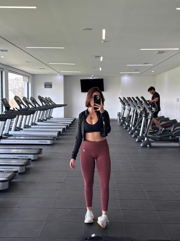 Woman documents workout session at Cholula gym
