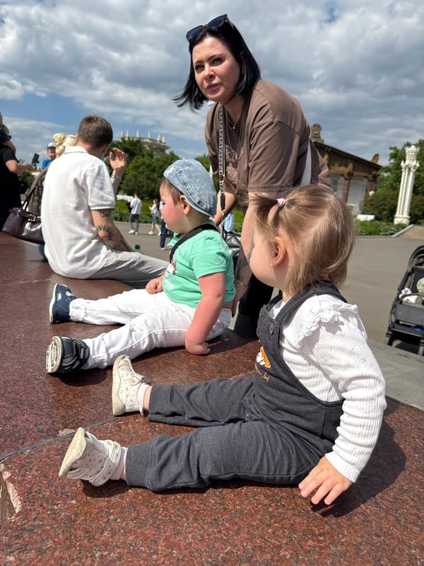 Families enjoy sunny morning at Moscow's VDNKh exhibition center