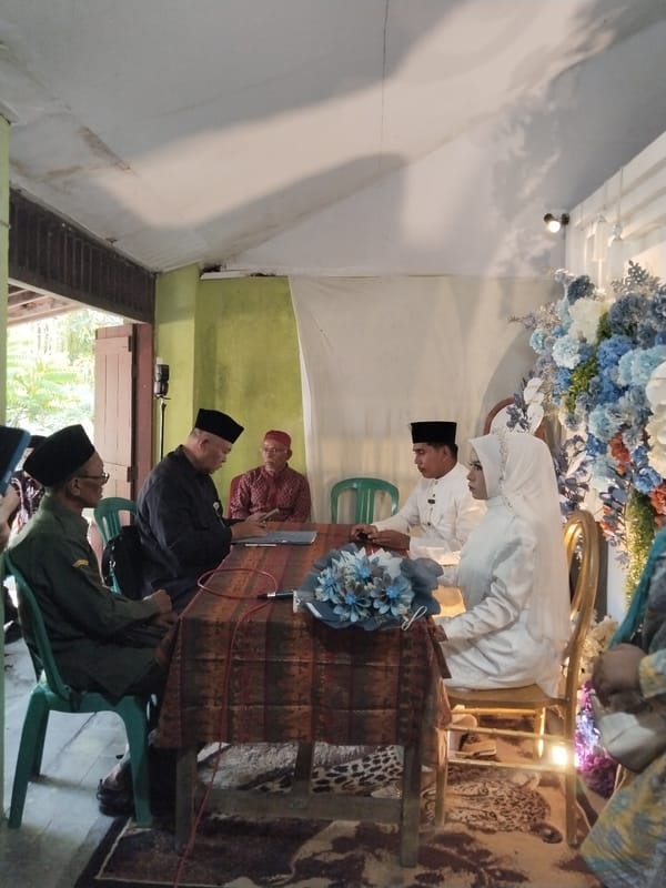 Traditional wedding ceremony in full swing in Kecamatan Pati