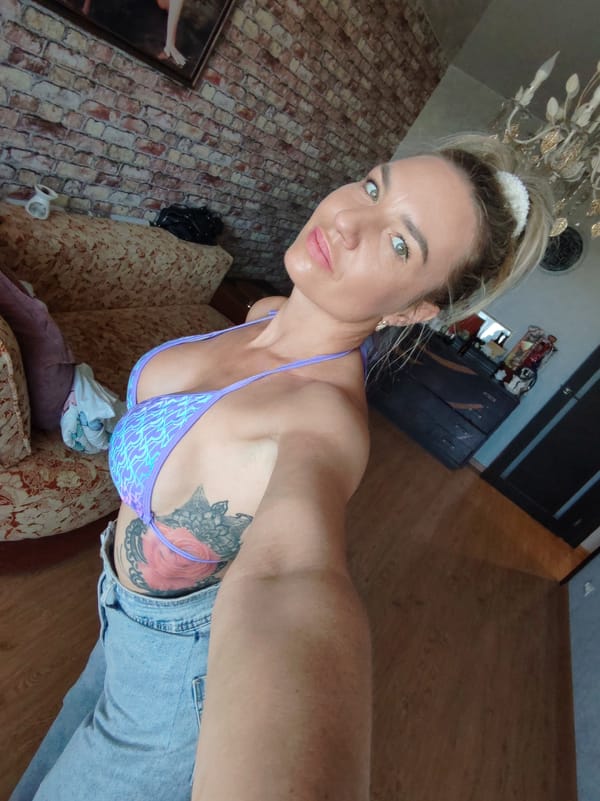 Woman takes selfie session in Petropavlovsk-Kamchatsky apartment building