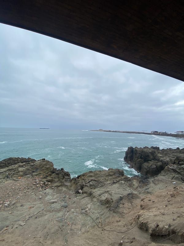 Overcast Pacific view captured from Arica cliff