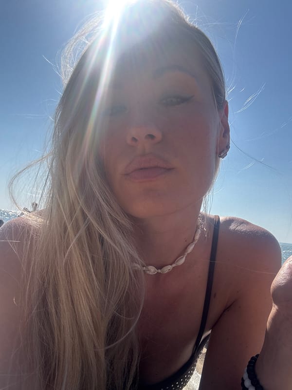 Beach day selfies and a casual outdoor stroll