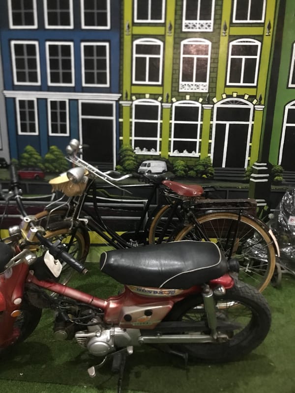 Daily street scenes documented in Keudeteupinpunti, Indonesia
