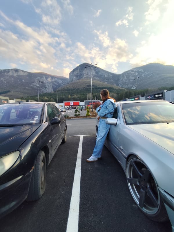 Person spotted at Vratsa shopping center parking lot