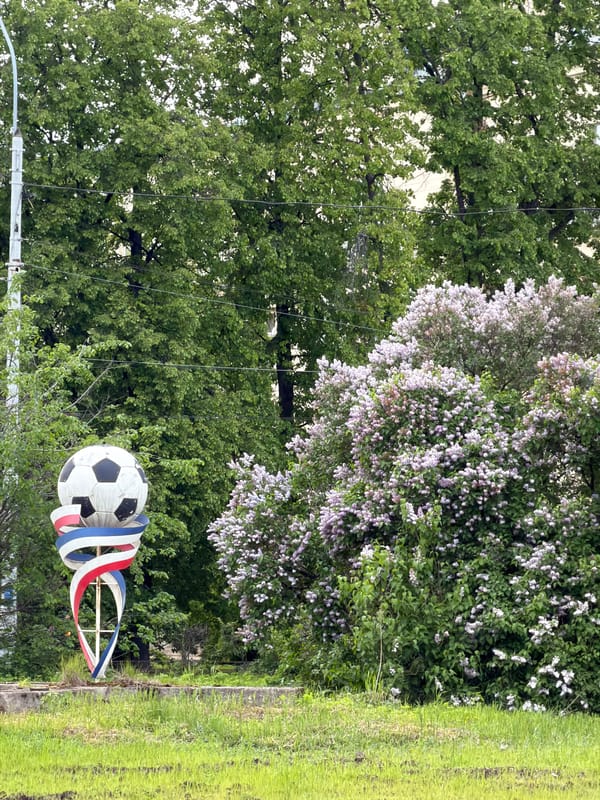 Ordinary moments captured across Russian town during spring afternoon