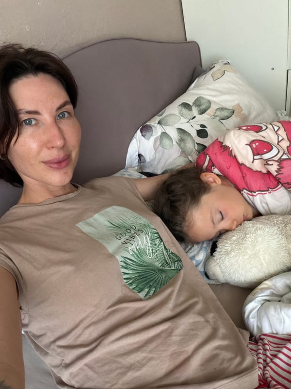 Lazy morning in Perm: cats, decorated breakfast bowls, home comfort